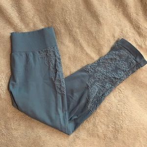 Fabletics “juniper” blue seamless capri leggings